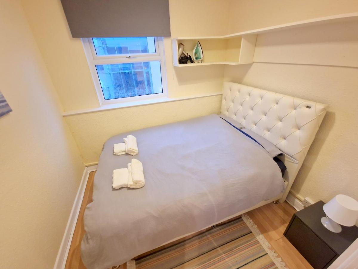 Super Studio With Two Bedrooms - Five Minutes From The Station! Londres Exterior foto